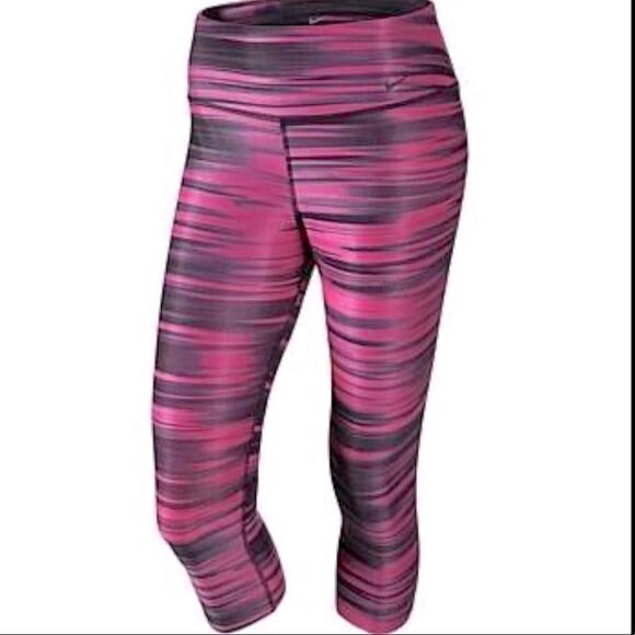 Nike Pants - Nike ✔️ Capri's Pink and black patterned size S